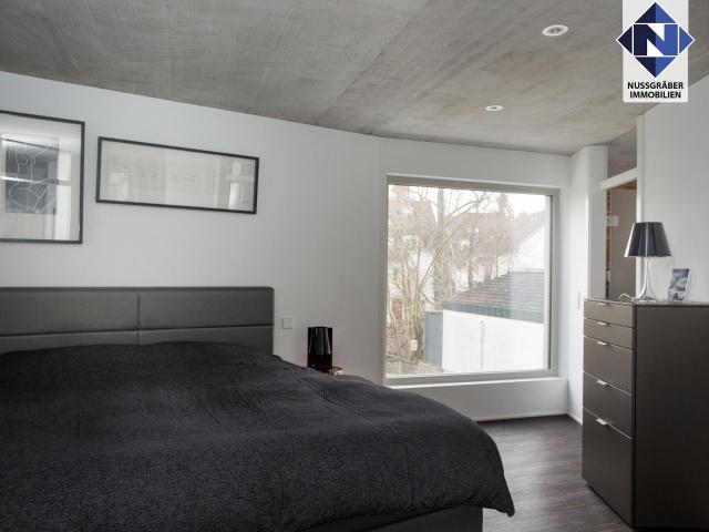 1. Schlafzimmer mit Zugang zum Bad