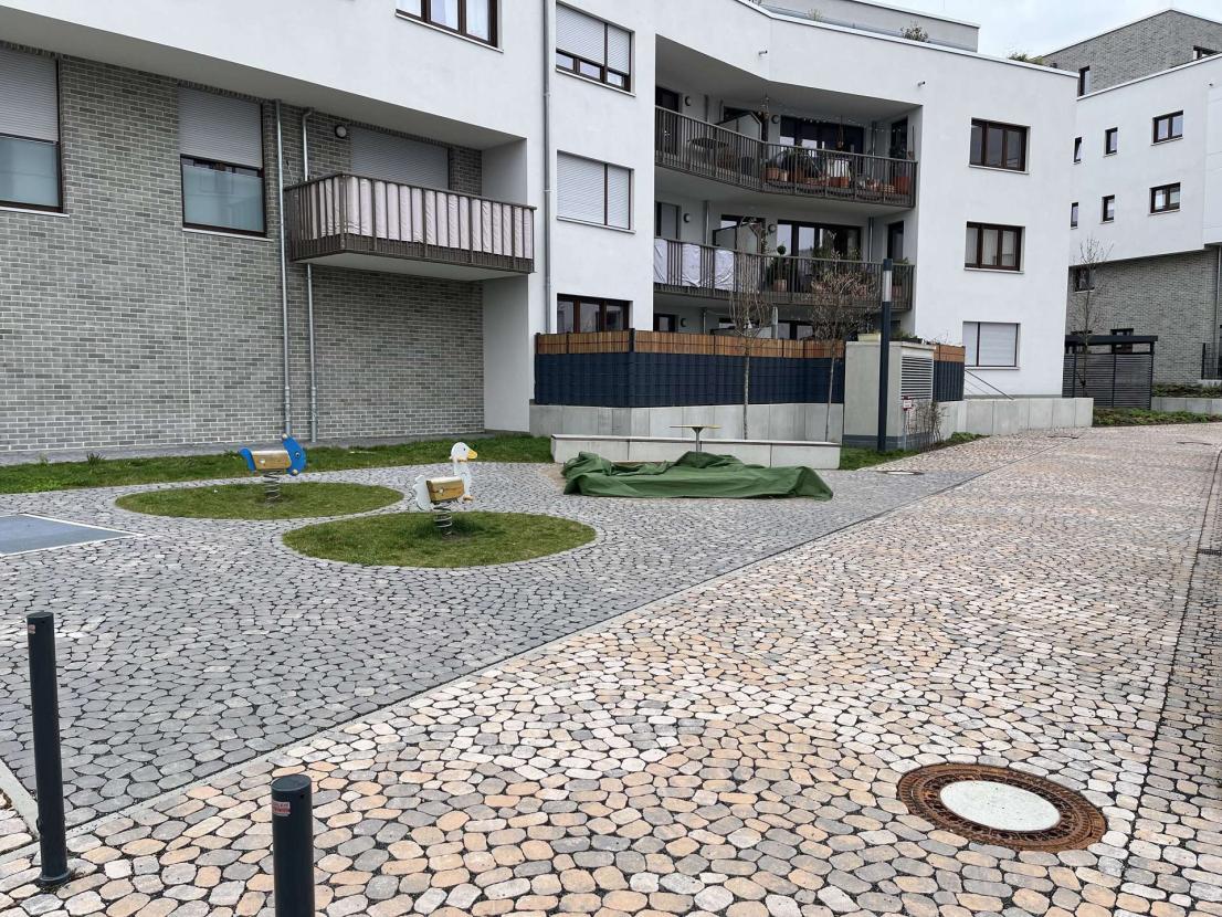 Spielplatz neben Gebäude