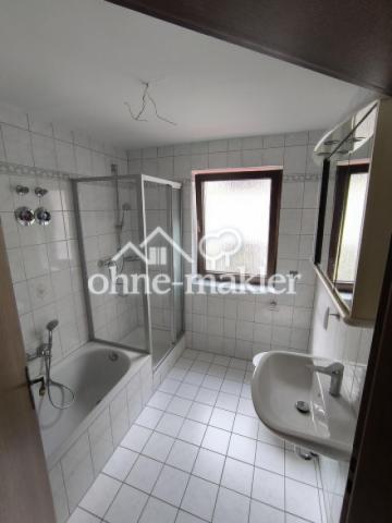 Badezimmer mit Wanne Dusche WC