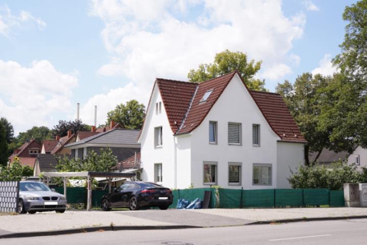 Vorderansicht mit Einfahrt