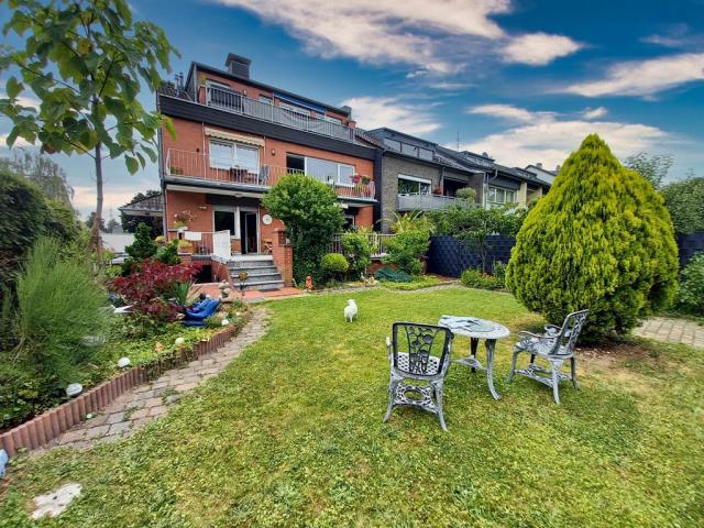 Rückseite Haus mit Garten