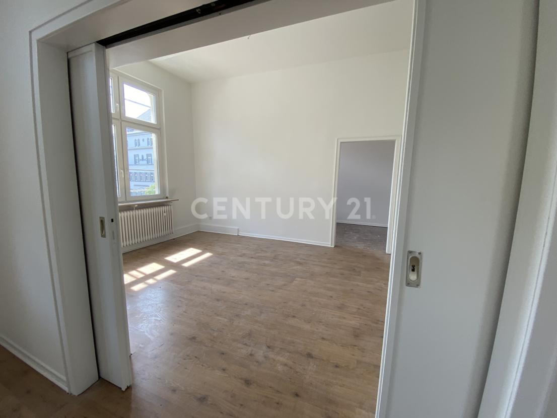 Flügeltür, die die beiden Wohnzimmerteile trennt