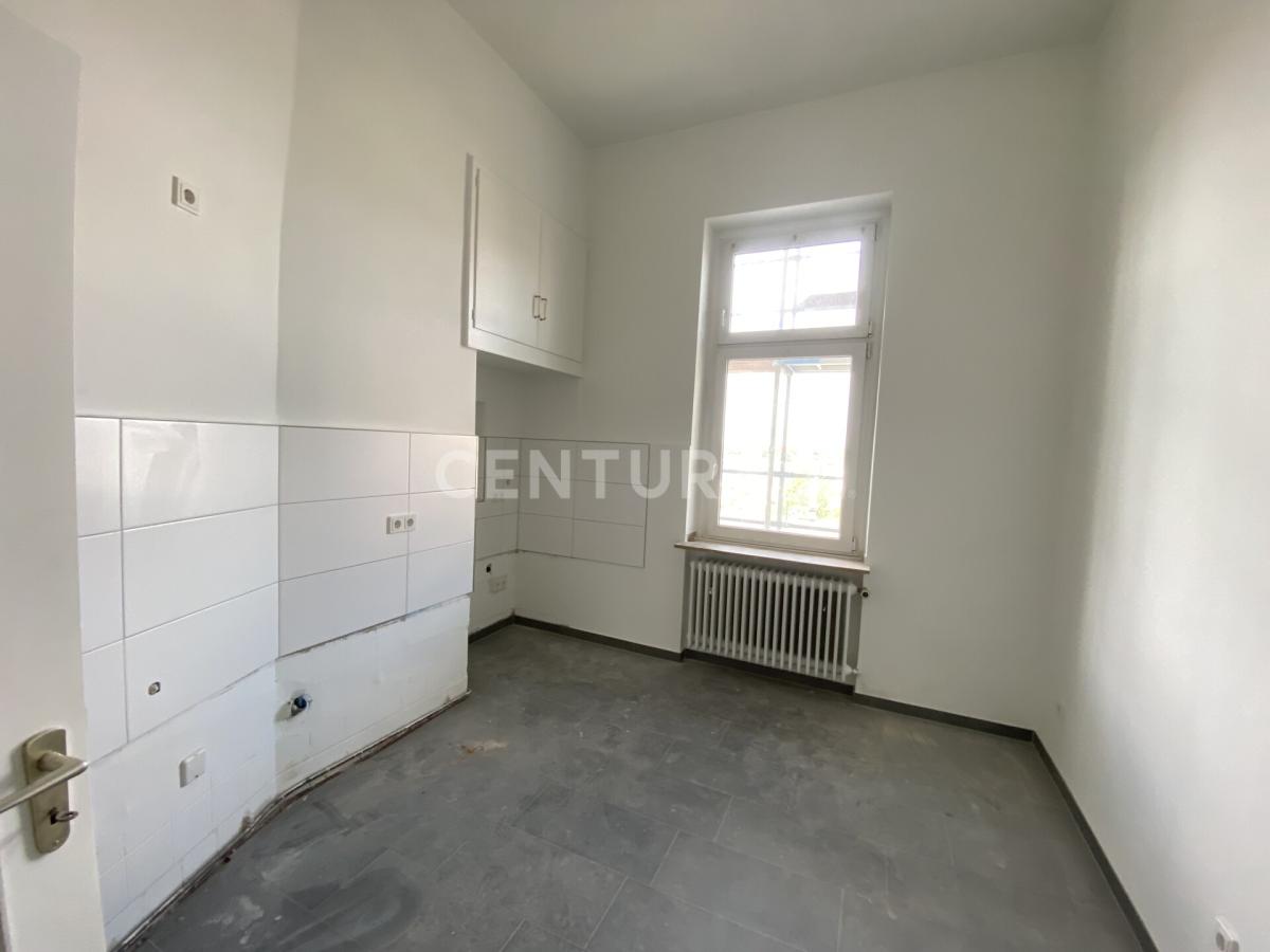 Küche mit Abstellkammer