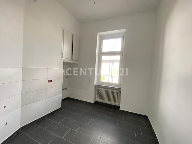 Küche mit Abstellkammer