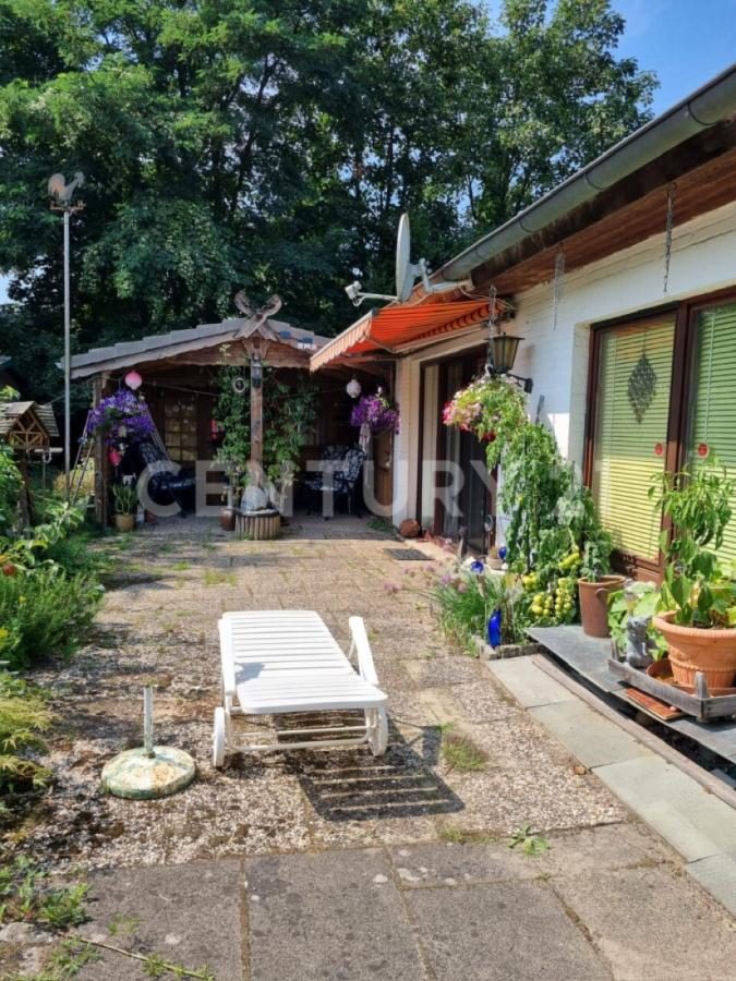 Terasse mit Gartenhäuschen Südseite