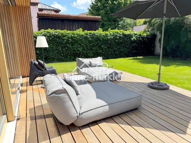 Terrasse mit Loungemöbeln 1