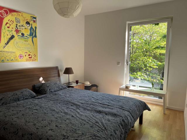 Schlafzimmer mit Blick und Zugang zum Garten