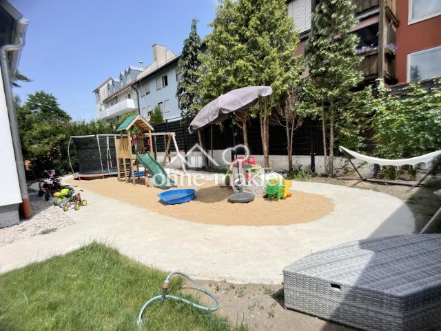 Spielplatz auf dem Grundstück