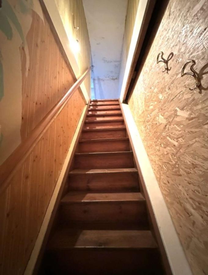 Treppenaufgang-> OG (Originalaufnahme)