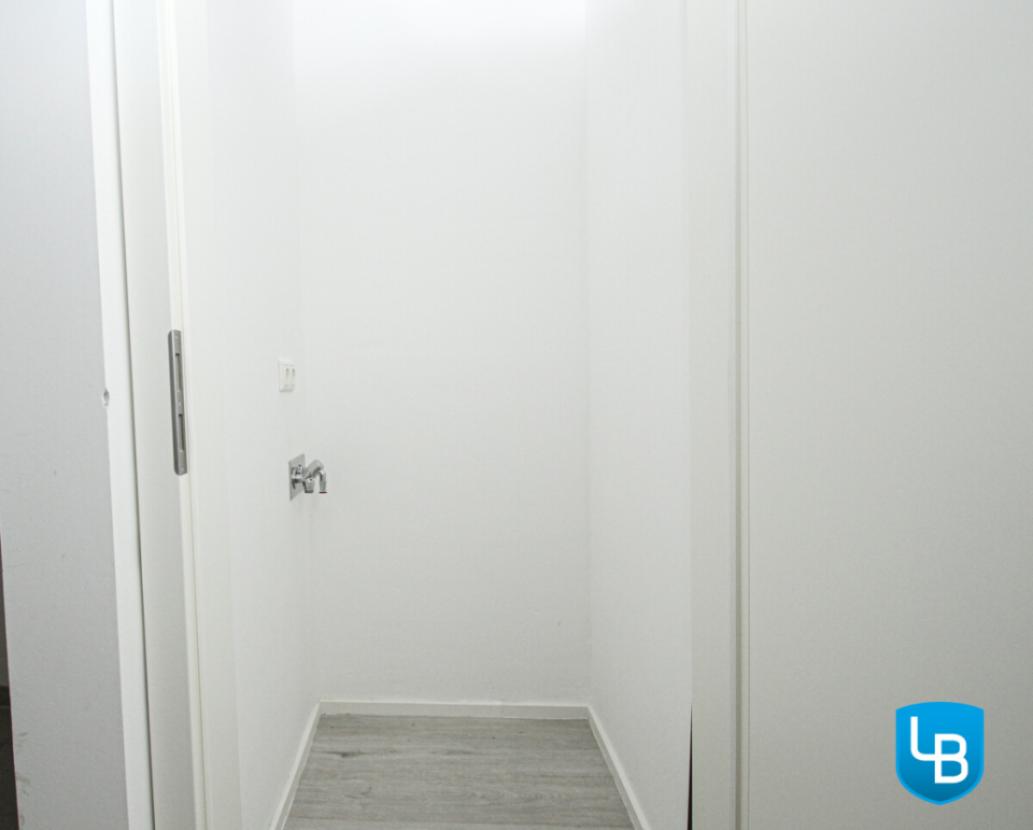 Abstellraum mit Waschmaschinenanschluss