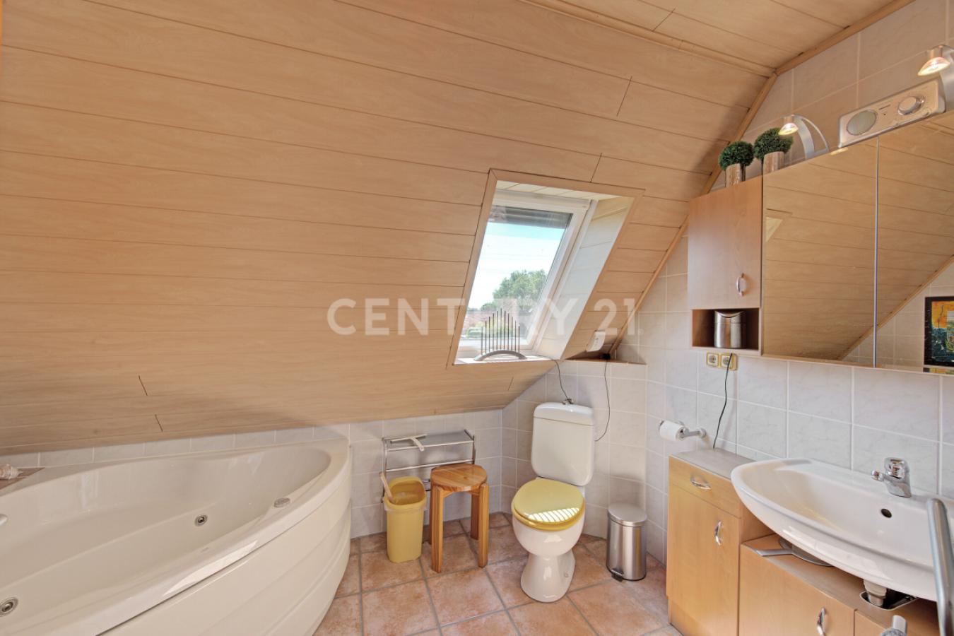 DG Bad mit Dusche & Wanne