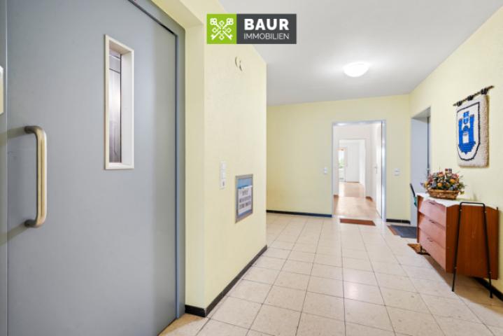 Treppenhaus mit Aufzug