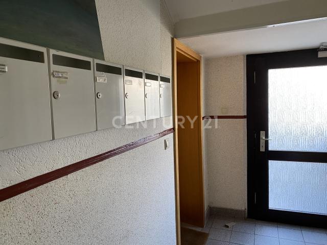 Hauseingangsbereich innen & Briefkastenanlage