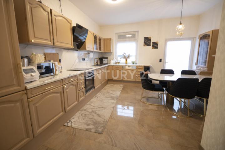 Küche mit Zugang zum Hof/Garten