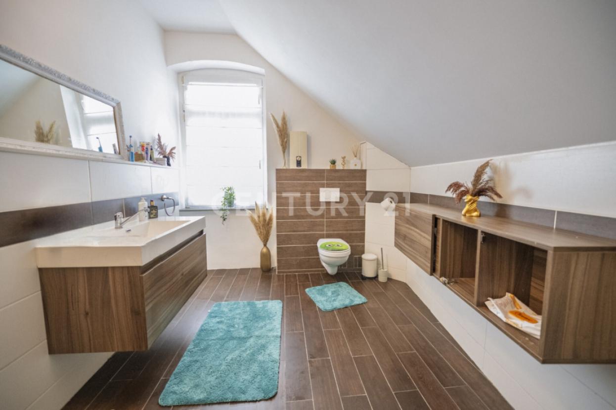 Tageslichtbad mit Badewanne und Dusche