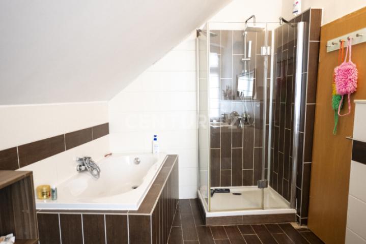 Tageslichtbad mit Badewanne und Dusche