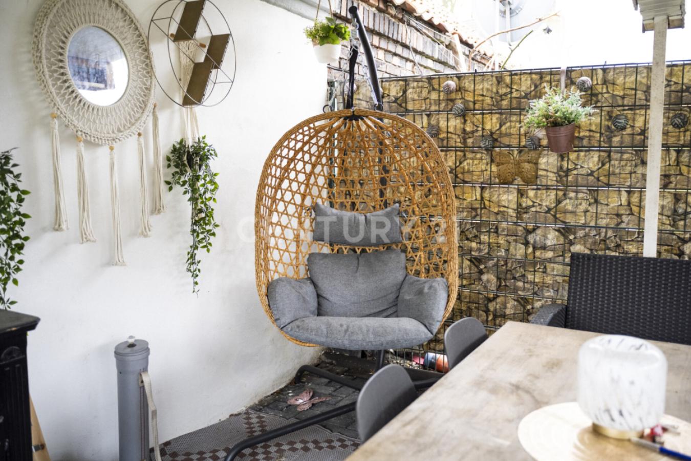 Überdachter Loungebereich