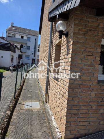 Weg zum Hauseingang links