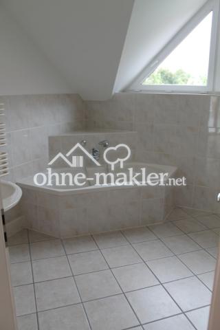 Badezimmer oben mit Wanne