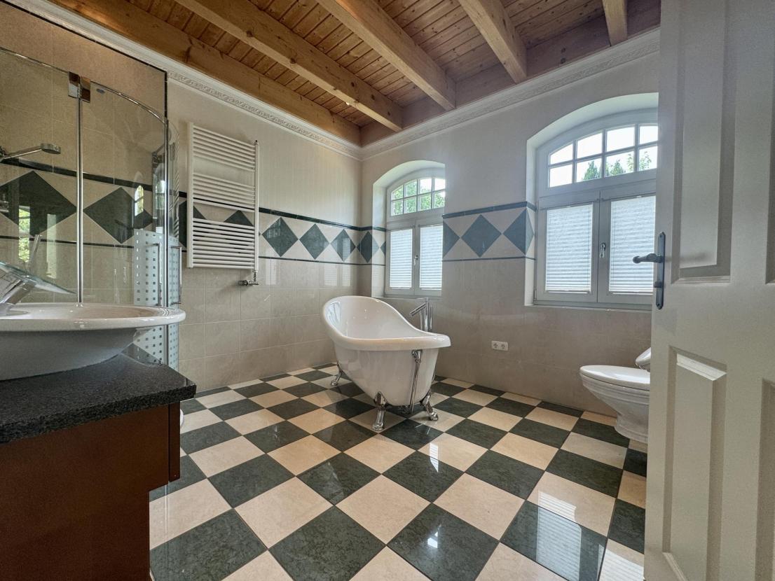 *Badezimmer Erdgeschoss