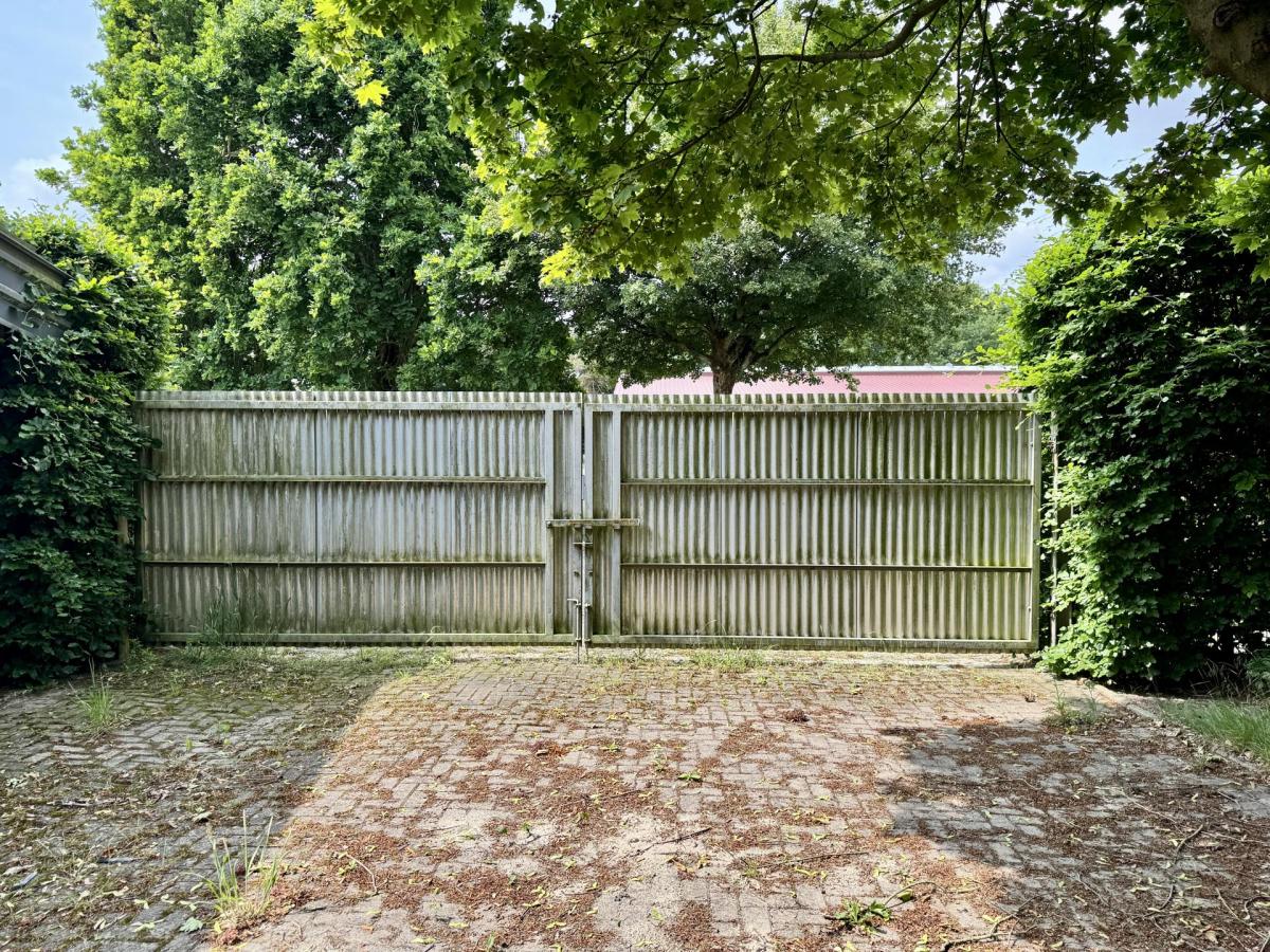 * Zufahrt Halle