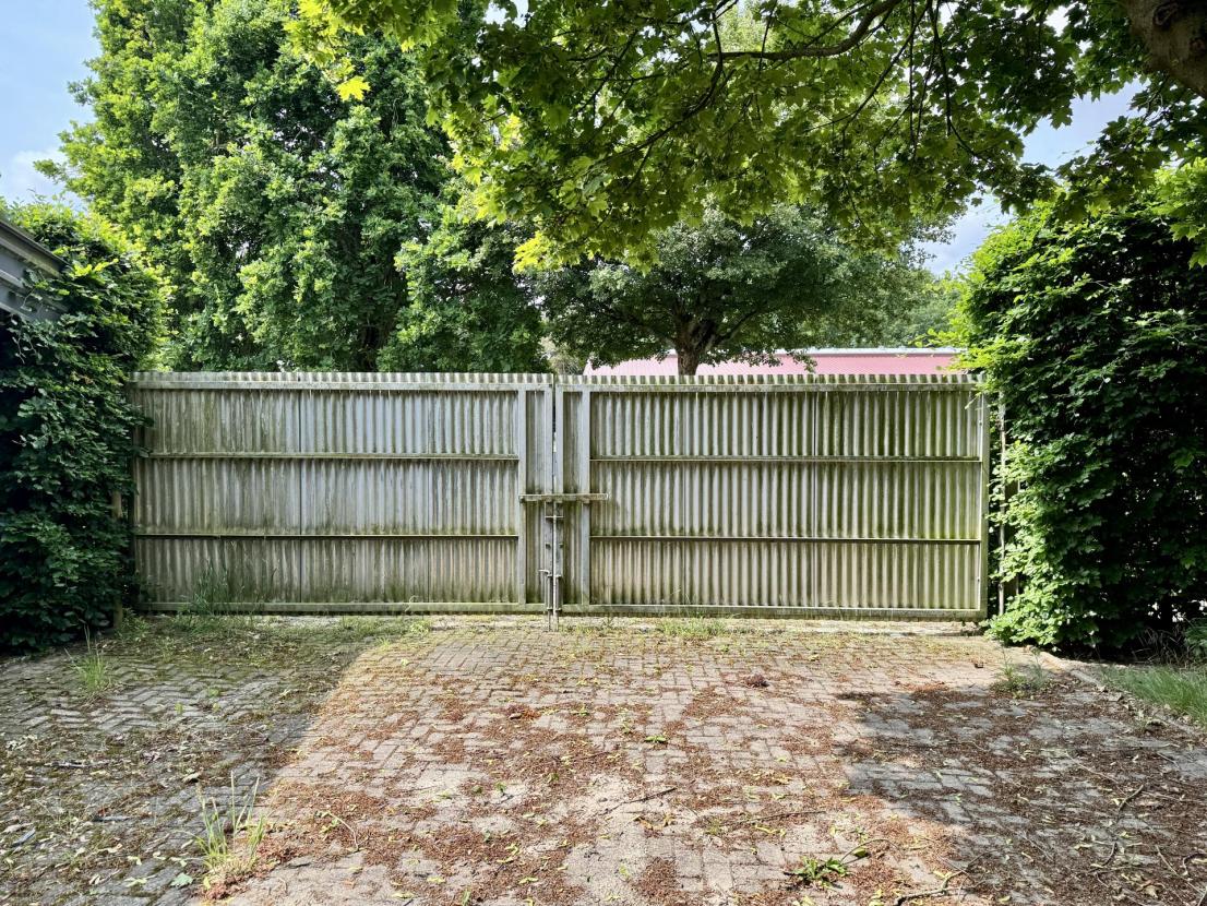 * Zufahrt Halle
