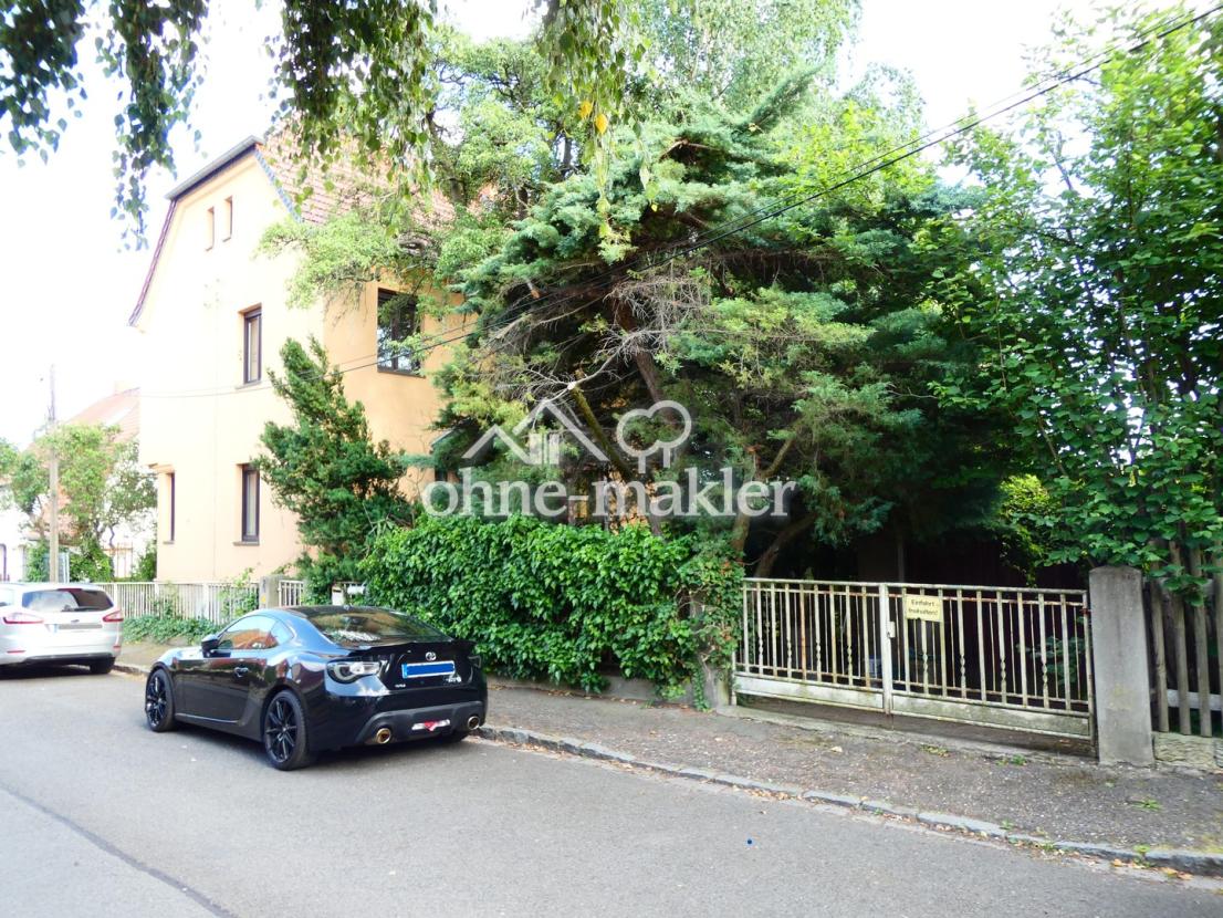 Wohnhaus mit Garageneinfahrt