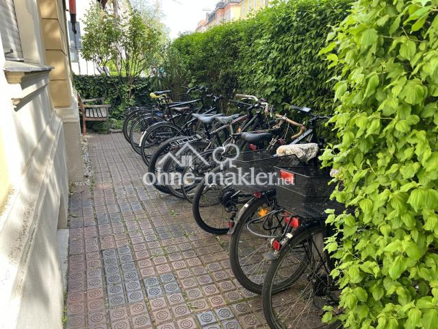 Fahrradparkplatz zur Strasse