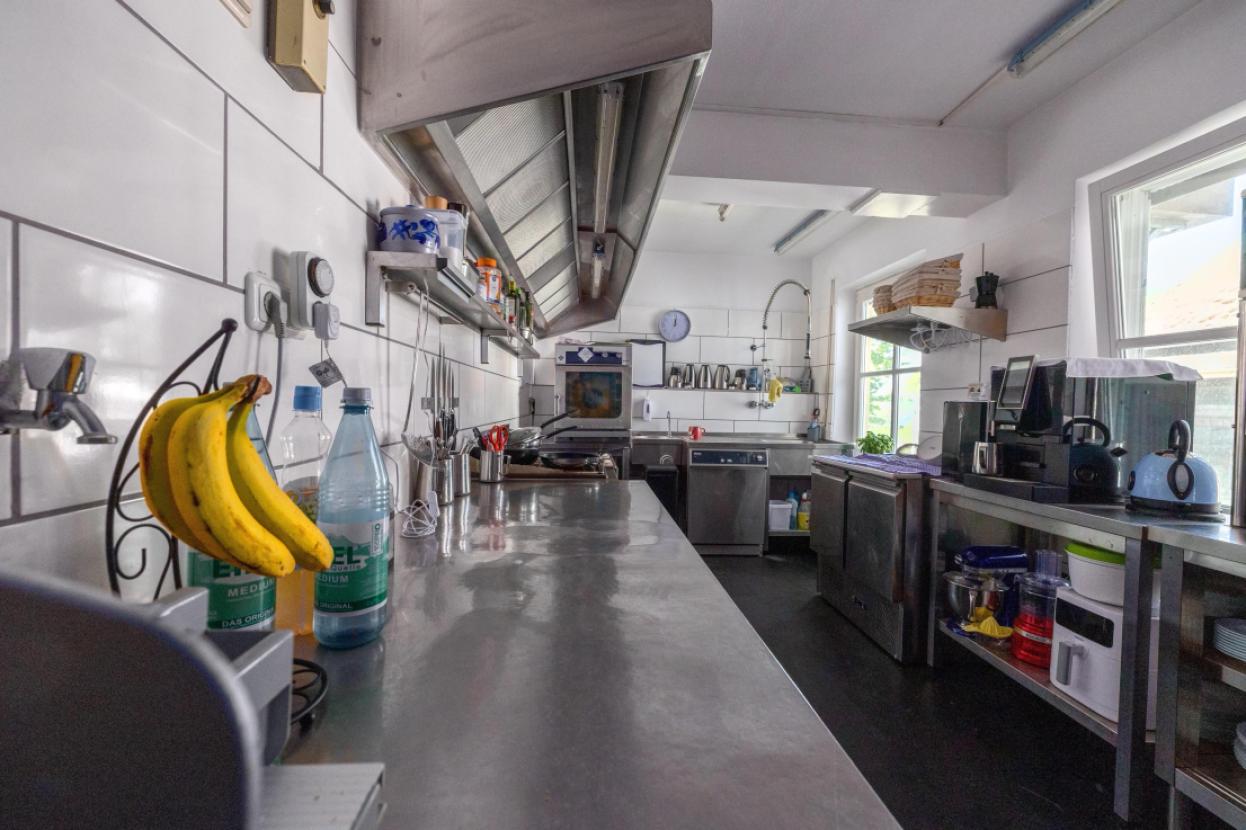 Voll ausgestattete Gastroküche