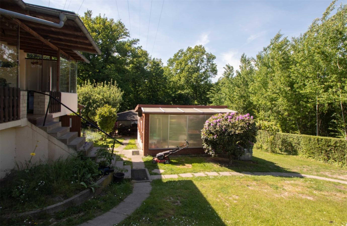 Eingangsbereich-und-Poolhaus-h