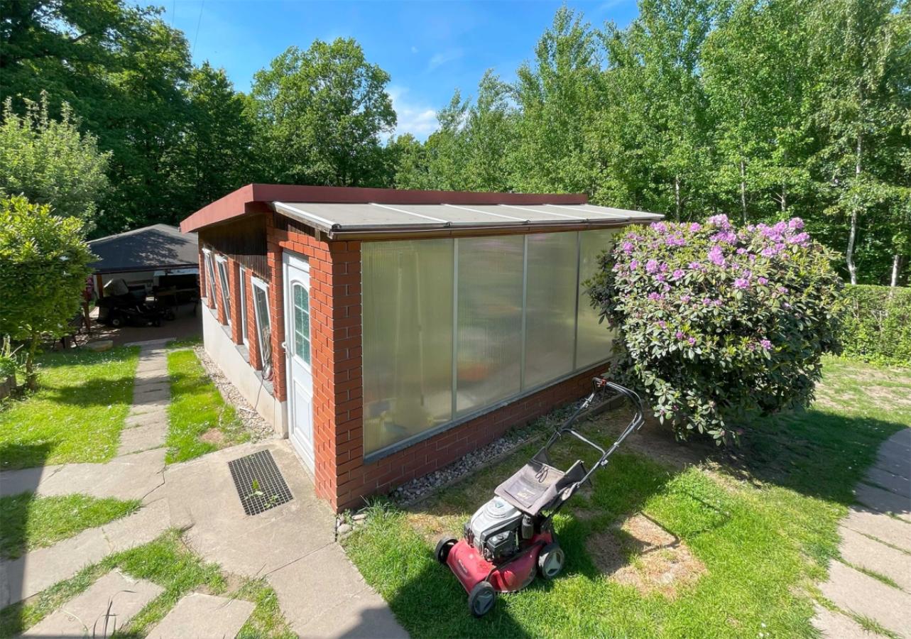 Garten-mit-Poolgebäude