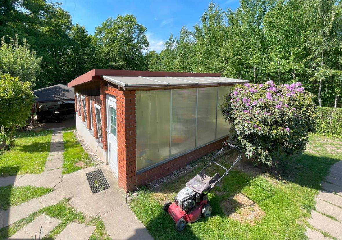 Garten-mit-Poolgebäude