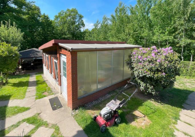 Garten-mit-Poolgebäude