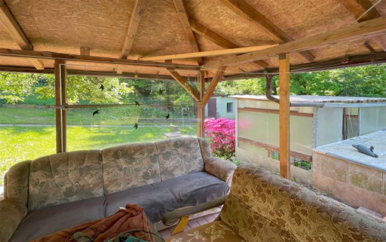 Überdachte-Terrasse-im-hintere