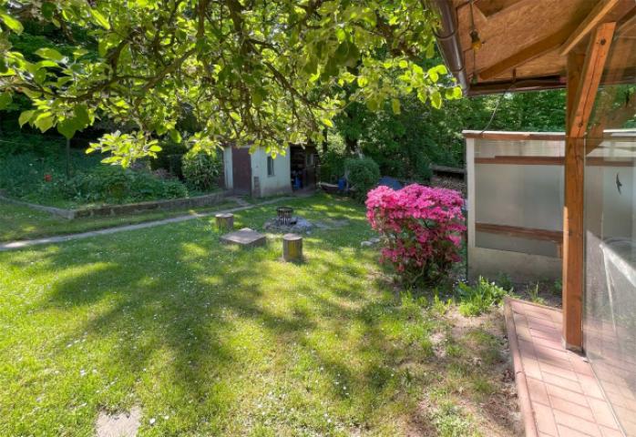 Garten-neben-Außenterrasse