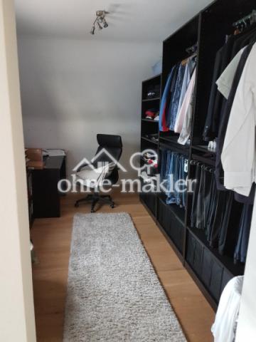 Ankleidezimmer im Schlafzimmer