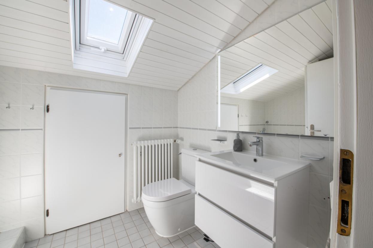 DG Badezimmer m. Sitzbadewanne