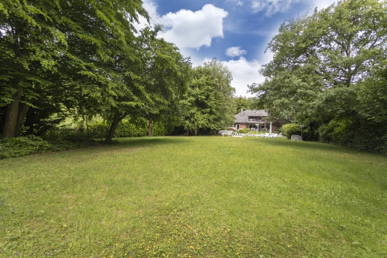 Ca. 3800 m² großes Grundstück