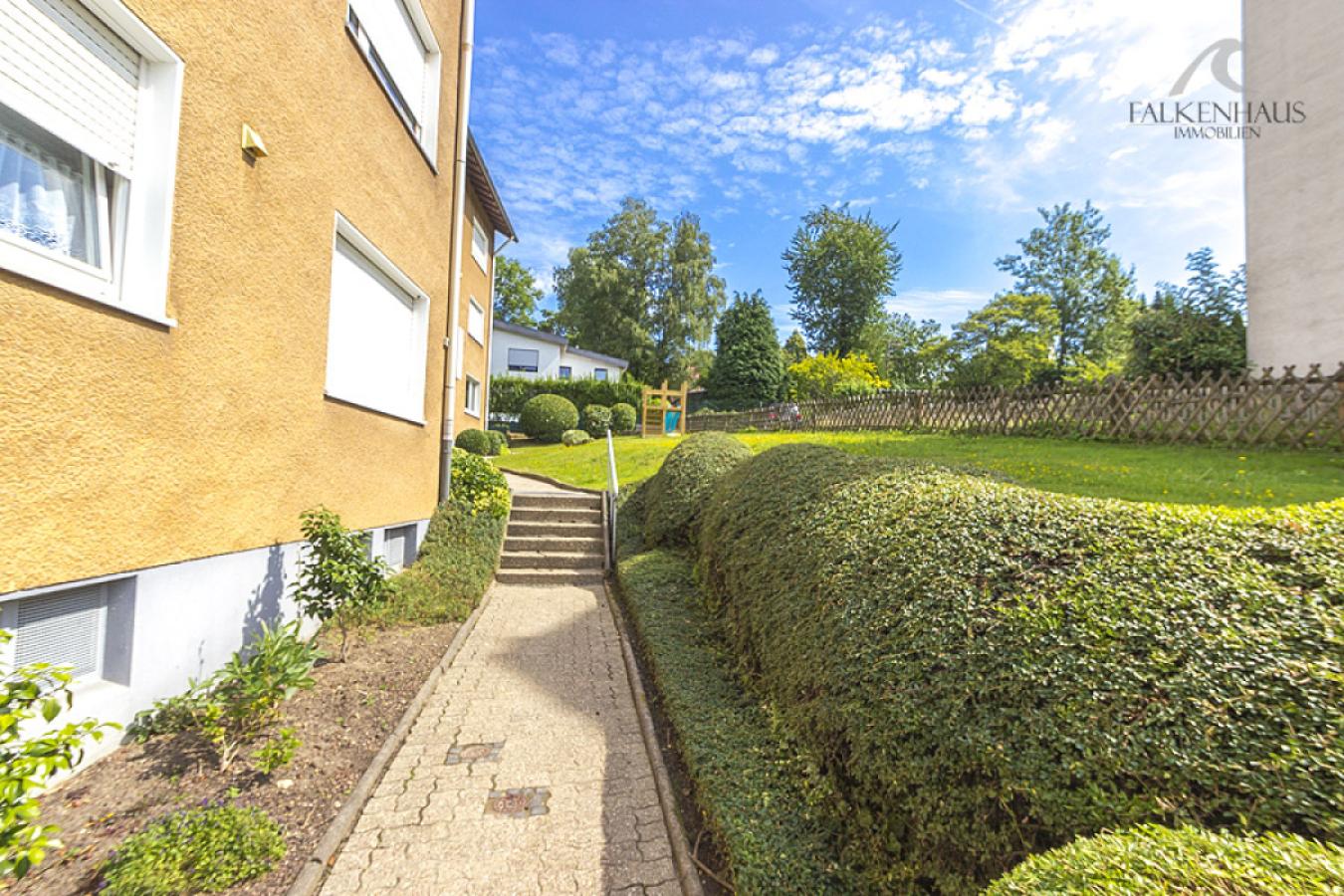 Geschmackvoll begrünter Zuweg zum Hauseingang