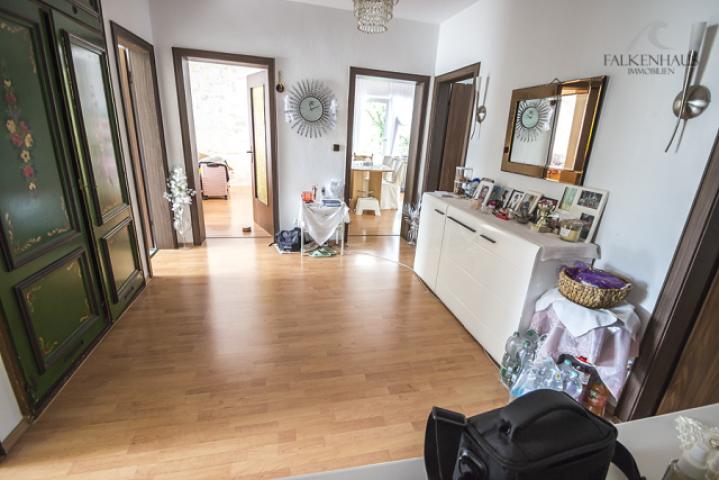 Große, freundliche Eingangsdiele mit Zugang zu allen Räumen