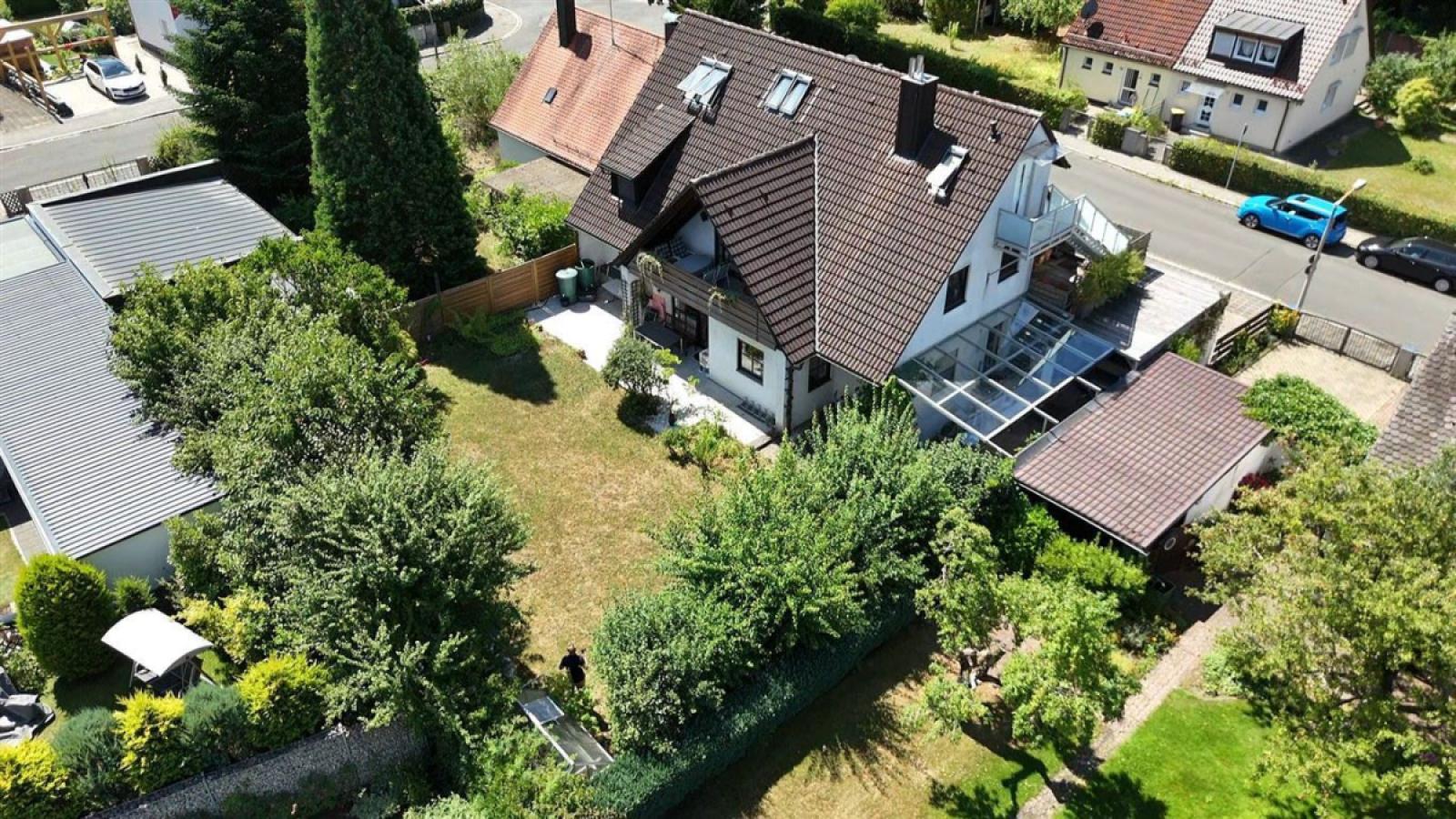 Schönes Gebäude mit großen Garten