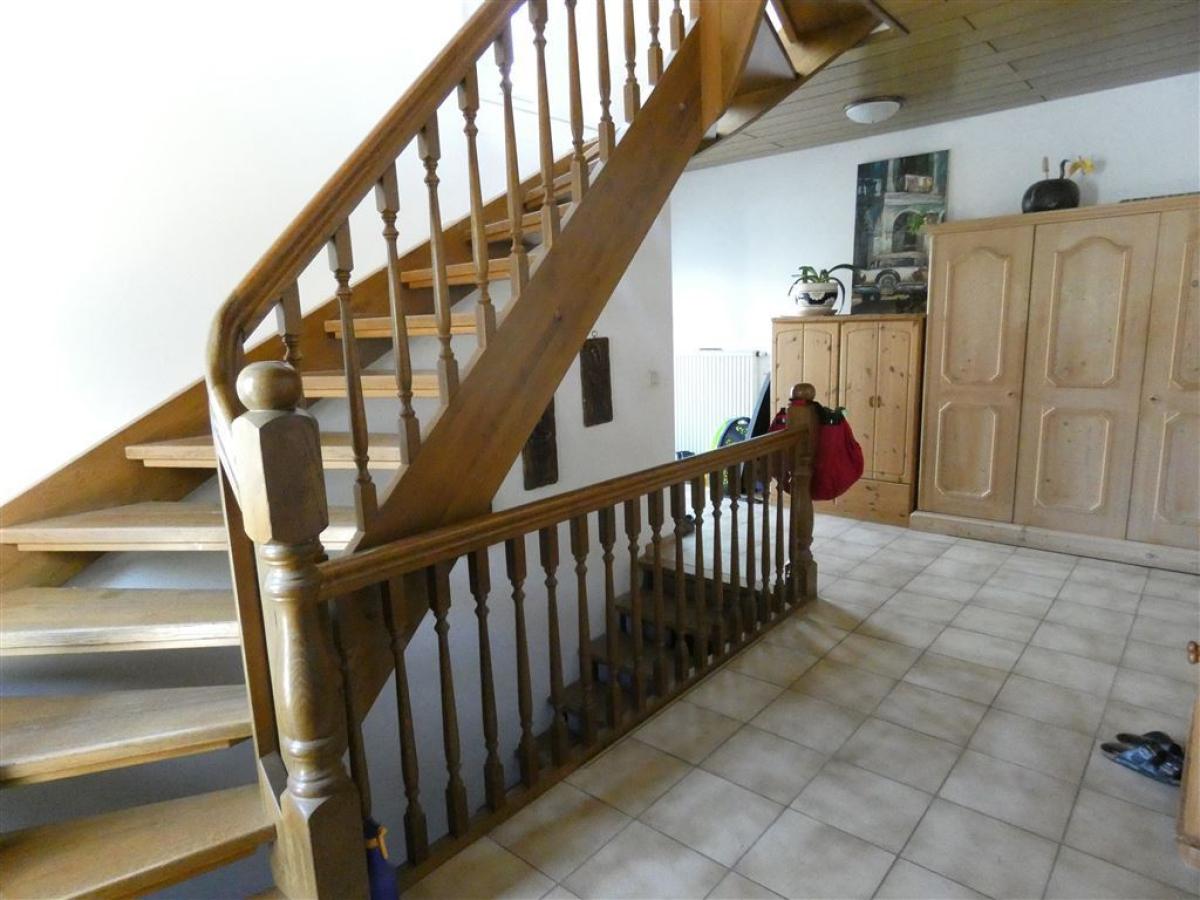 Breites Treppenhaus EG