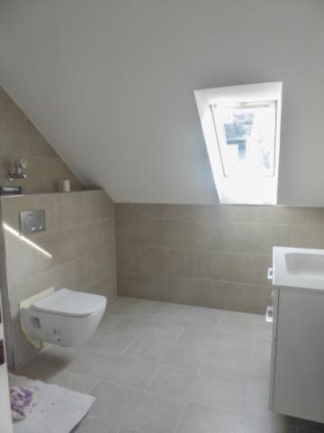 Modernes Bad mit Dusche