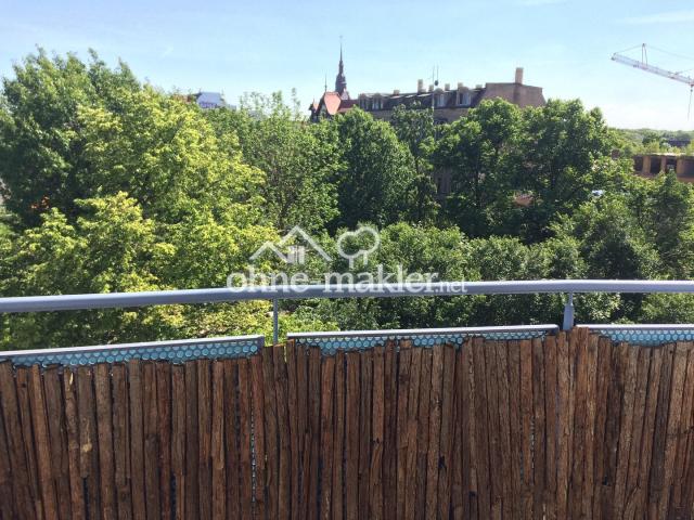 Balkon mit Aussicht aufs Grüne