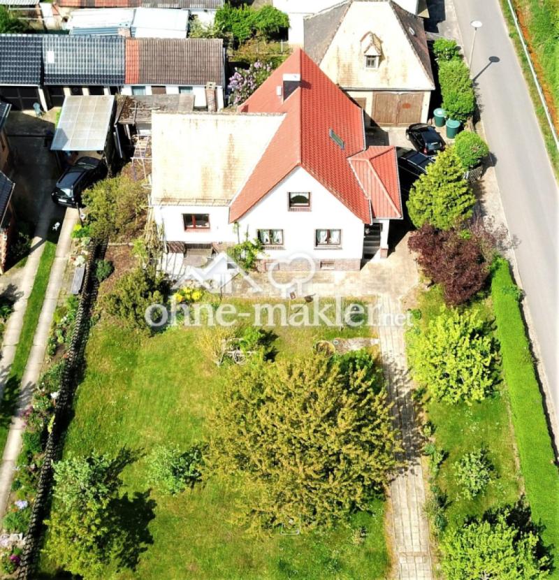 Blick auf Haus und Garten