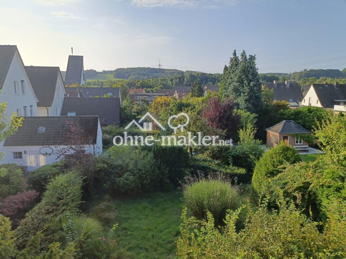 Blick OG über Garten zum Harde