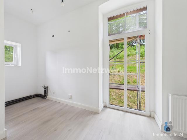 Küche mit Balkonzugang