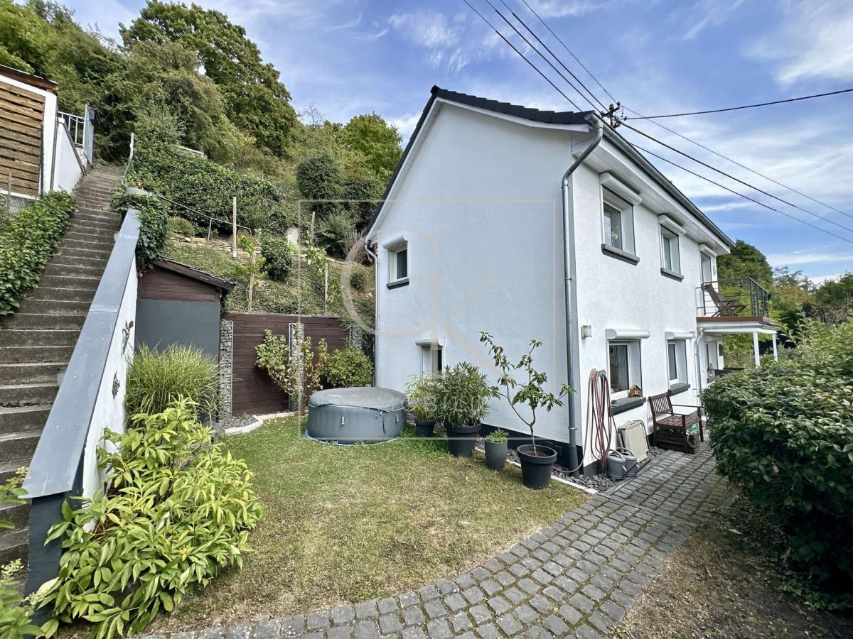 Garten- und Seitenansicht 