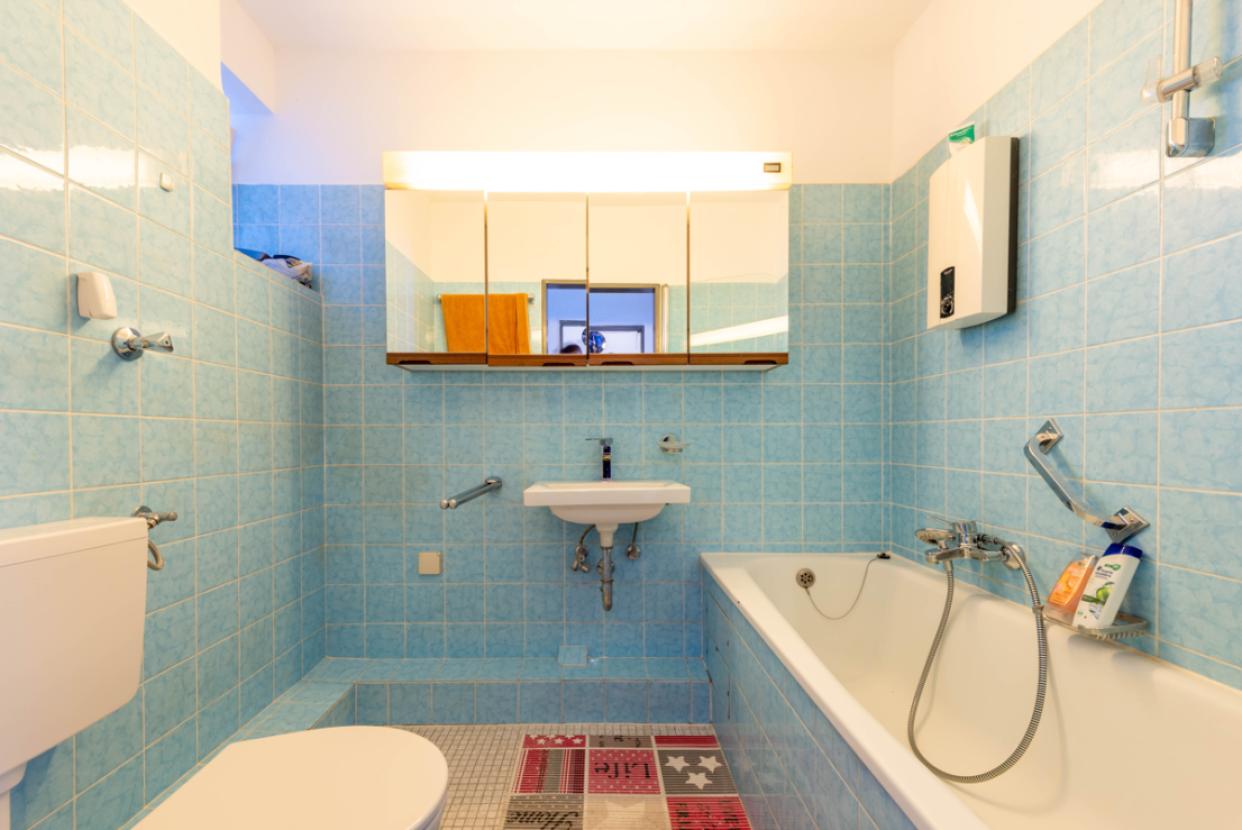 Ansicht Bad mit Wanne