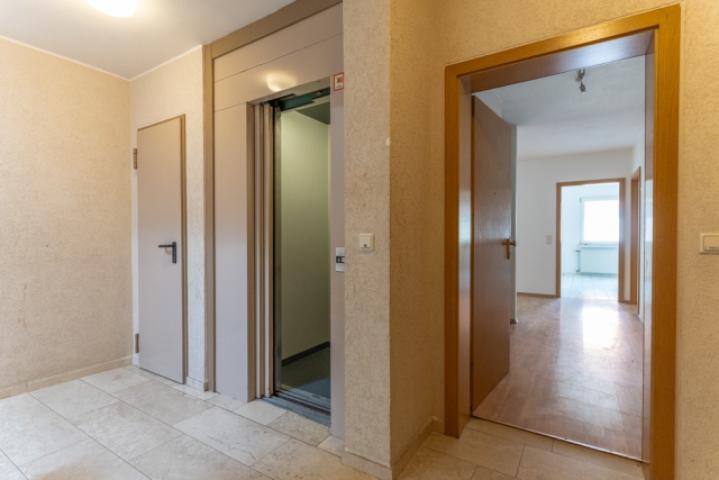 Aufzug im Treppenhaus